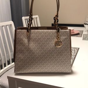 Michael Kors Purse with  matching Wallet